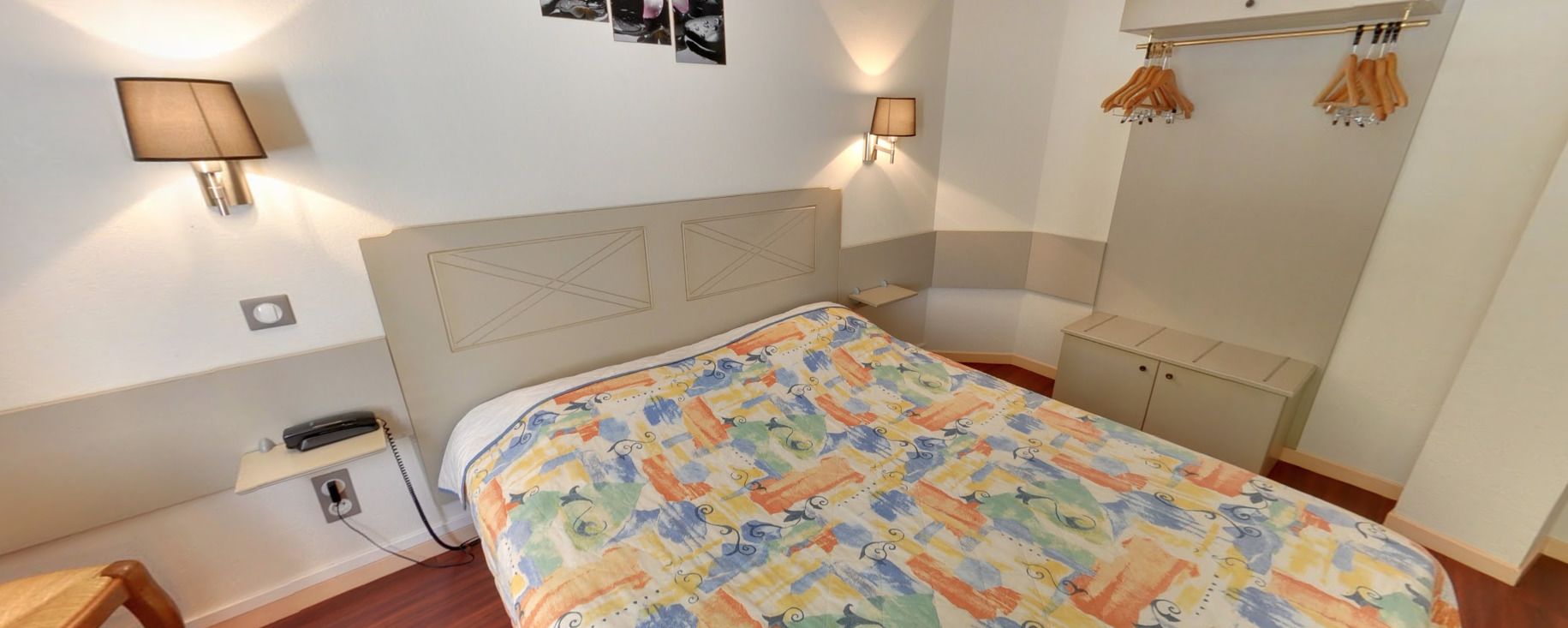 Escritorio, sistema de insonorización, wifi gratis y ropa de cama 