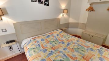 Escritorio, sistema de insonorización, wifi gratis y ropa de cama
