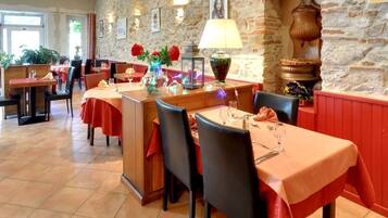 Déjeuner et dßner servis sur place, spécialités Cuisine française