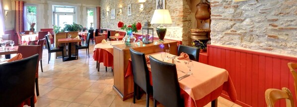 Déjeuner et dîner servis sur place, spécialités Cuisine française