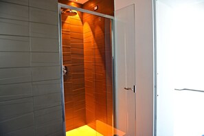 Chambre Double Supérieure | Douche de la salle de bain