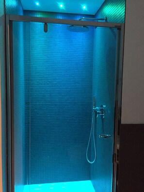 Badkamer met douche