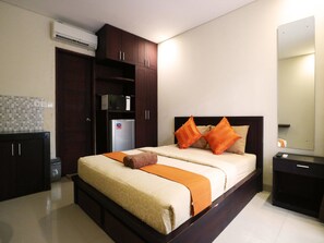 Camera Deluxe | Una scrivania, Wi-Fi gratuito, lenzuola