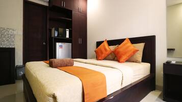 Kamar Deluks | Meja kerja, Wi-Fi gratis, dan seprai linen