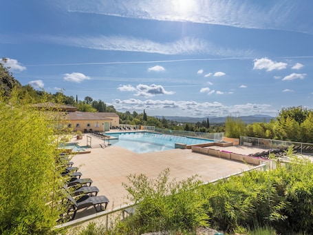 2 outdoor pools, open 9:00 AM to 7:00 PM, pool umbrellas, pool loungers. Vacancéole Le Domaine de Camiole