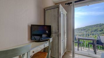 Estudio, balcón (2 people) | Área de sala de estar | Televisión de pantalla plana de 32 pulgadas con canales digitales