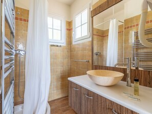 3-bedroom house for 8 people with private pool | Bathroom | Shower