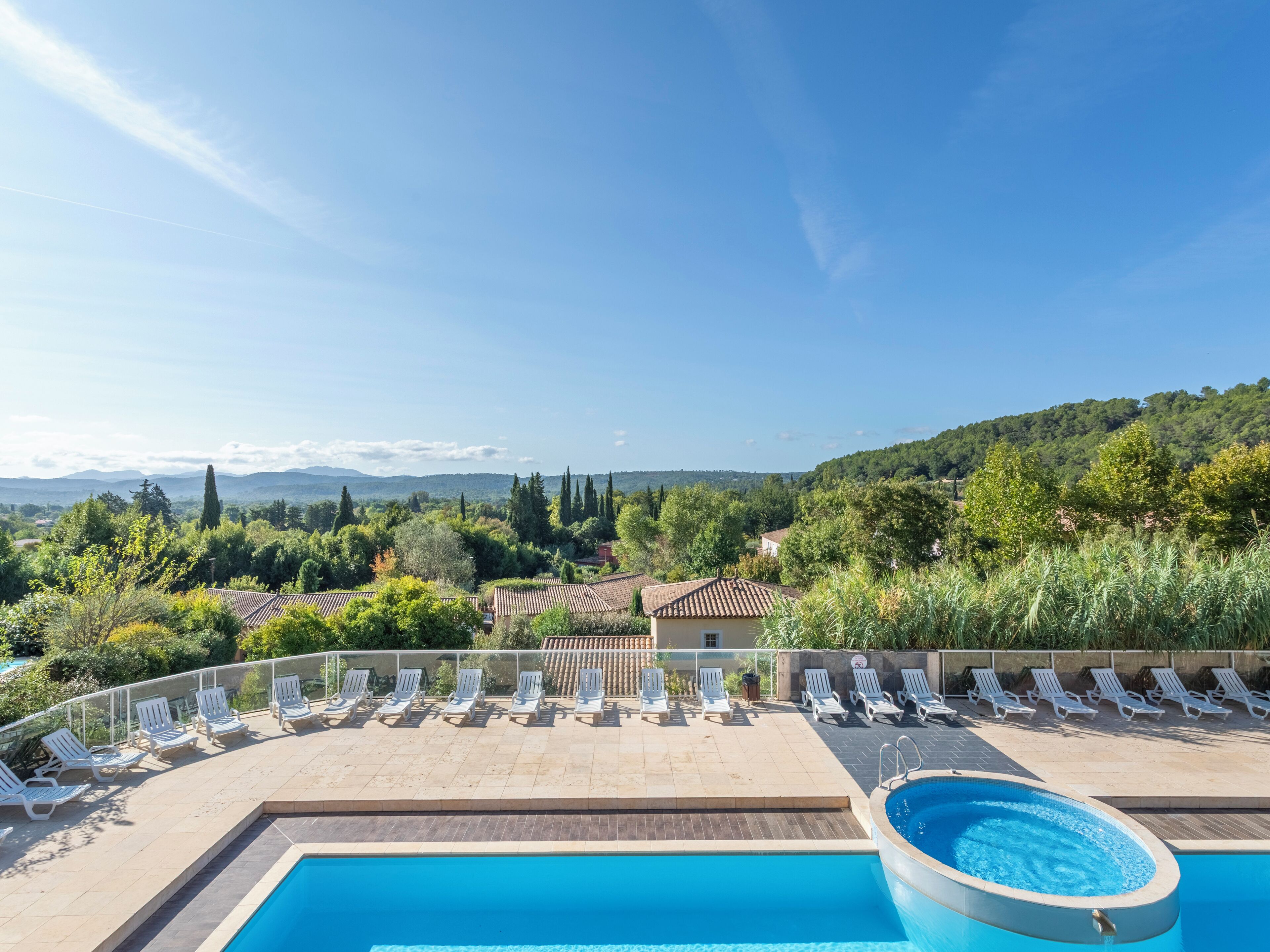 2 buitenzwembaden, parasols bij het zwembad en ligstoelen