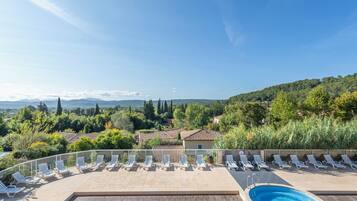 2 udendørs pools, åben fra kl. 09.00 til kl. 19.00, parasoller