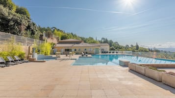 2 من حمّامات السباحة الخارجية، مظلات على حمّام السباحة، مقاعد للتشمس