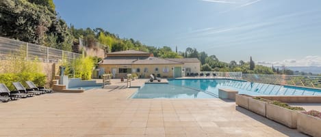 2 kolam renang terbuka, payung kolam, kerusi lepak pantai