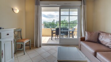 32-inch flat-screen TV with digital channels, TV