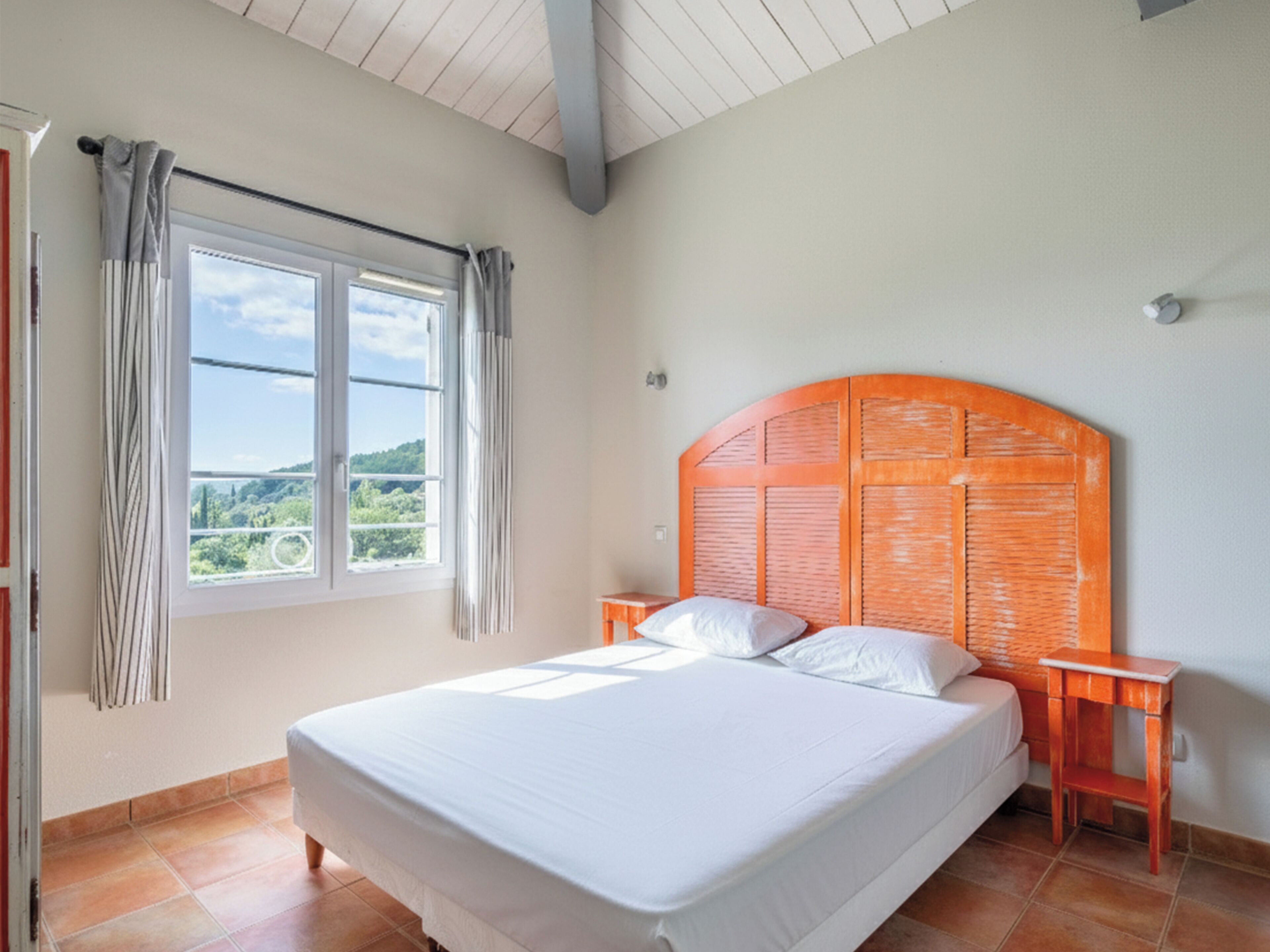 Casa estàndard, 3 dormitoris, piscina privada | Habitacions insonoritzades i wifi gratuïta 