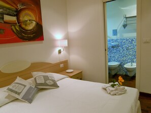 أغطية فراش متميزة وخزنة داخل الغرفة ومكتب ومساحة عمل للكمبيوتر المحمول