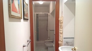 A bathroom with a shower, toilet, and sink. - Affittacamere La Stazione (La Spezia)