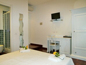 Apartamento, 2 quartos, terraço, vista para a cidade (Piazza Garibaldi 13) | Roupas de cama premium, cofres nos quartos, escrivaninha