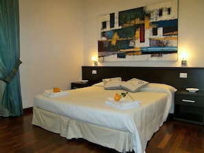 Roupas de cama premium, cofres nos quartos, escrivaninha