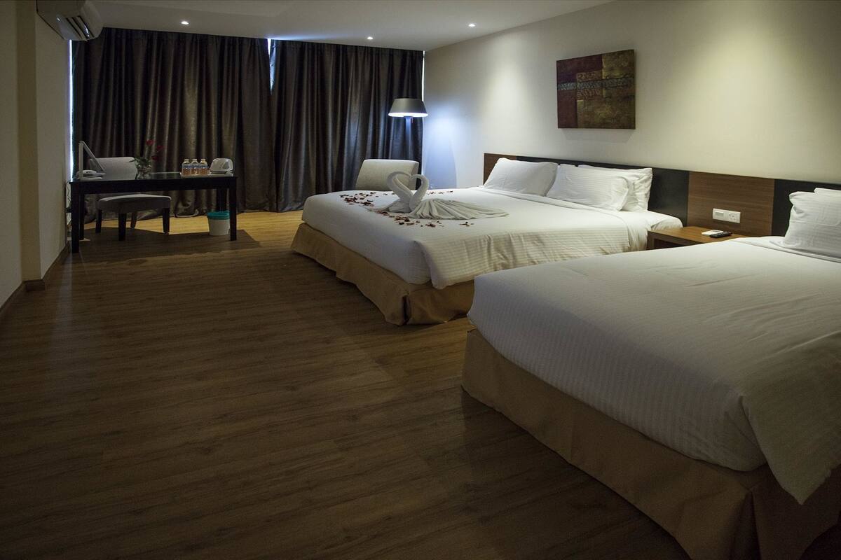 Minibar, in-room safe, desk, iron/ironing board