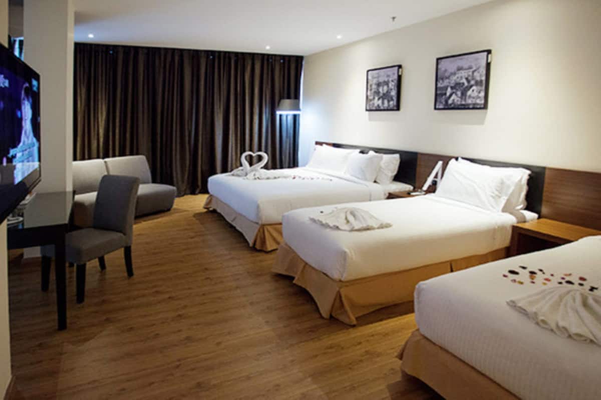 family room | minibar, in-room safe, desk, iron/ironing board