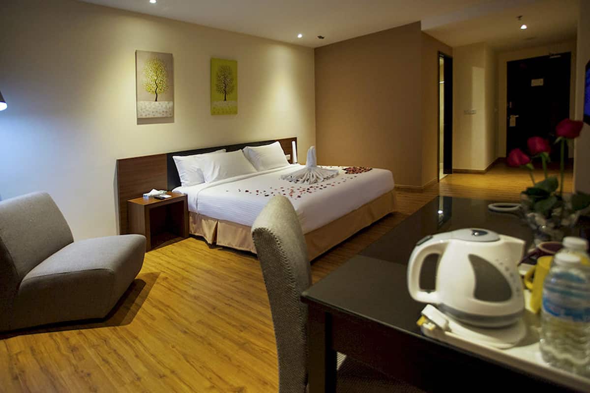 Minibar, caja de seguridad en la habitación y escritorio