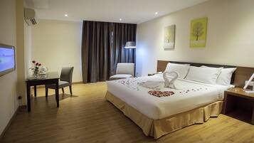 Minibar, caja de seguridad en la habitación y escritorio