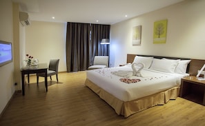 Minibar, Zimmersafe, Schreibtisch, Bügeleisen/Bügelbrett