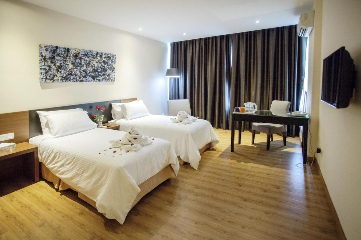 Tomannsrom – superior | Minibar, safe på rommet, skrivebord og strykejern/-brett