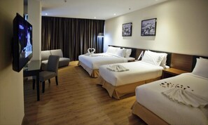 Minibar, in-room safe, desk, iron/ironing board - Cathayana Hotel (Kuantan)