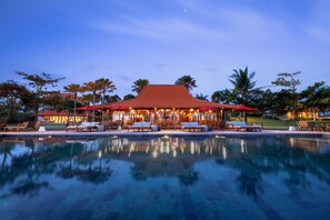 Outdoor pool, sun loungers - Amarta Beach Retreat By Nakula (Tabanan)