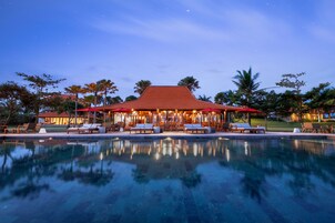 Una piscina al aire libre, tumbonas