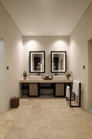 Badewanne und Dusche (separat), Komfortbadewanne