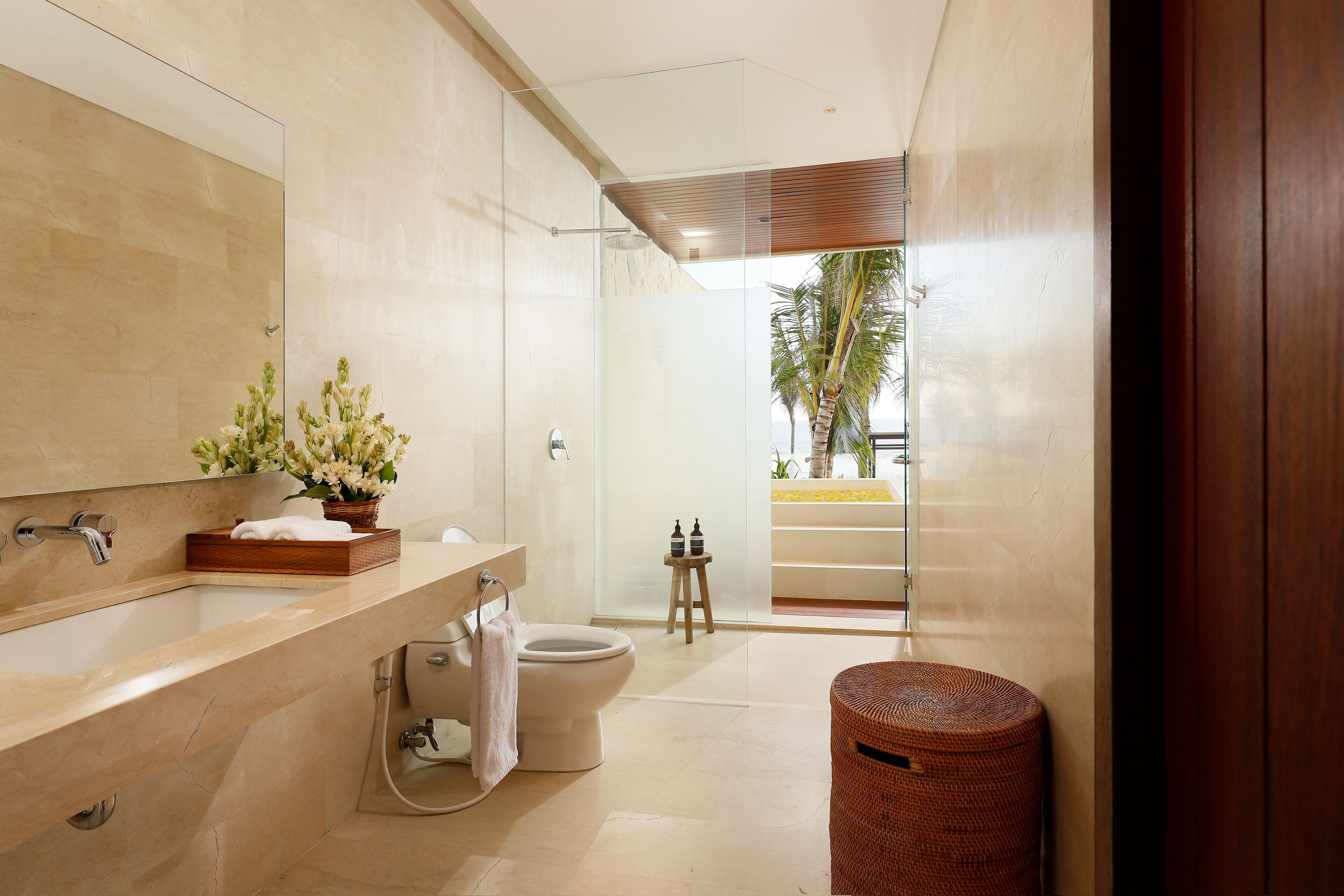 1 bedroom jacuzzi suite | bathroom | separate bathtub and shower, deep-soaking bathtub, free toiletries