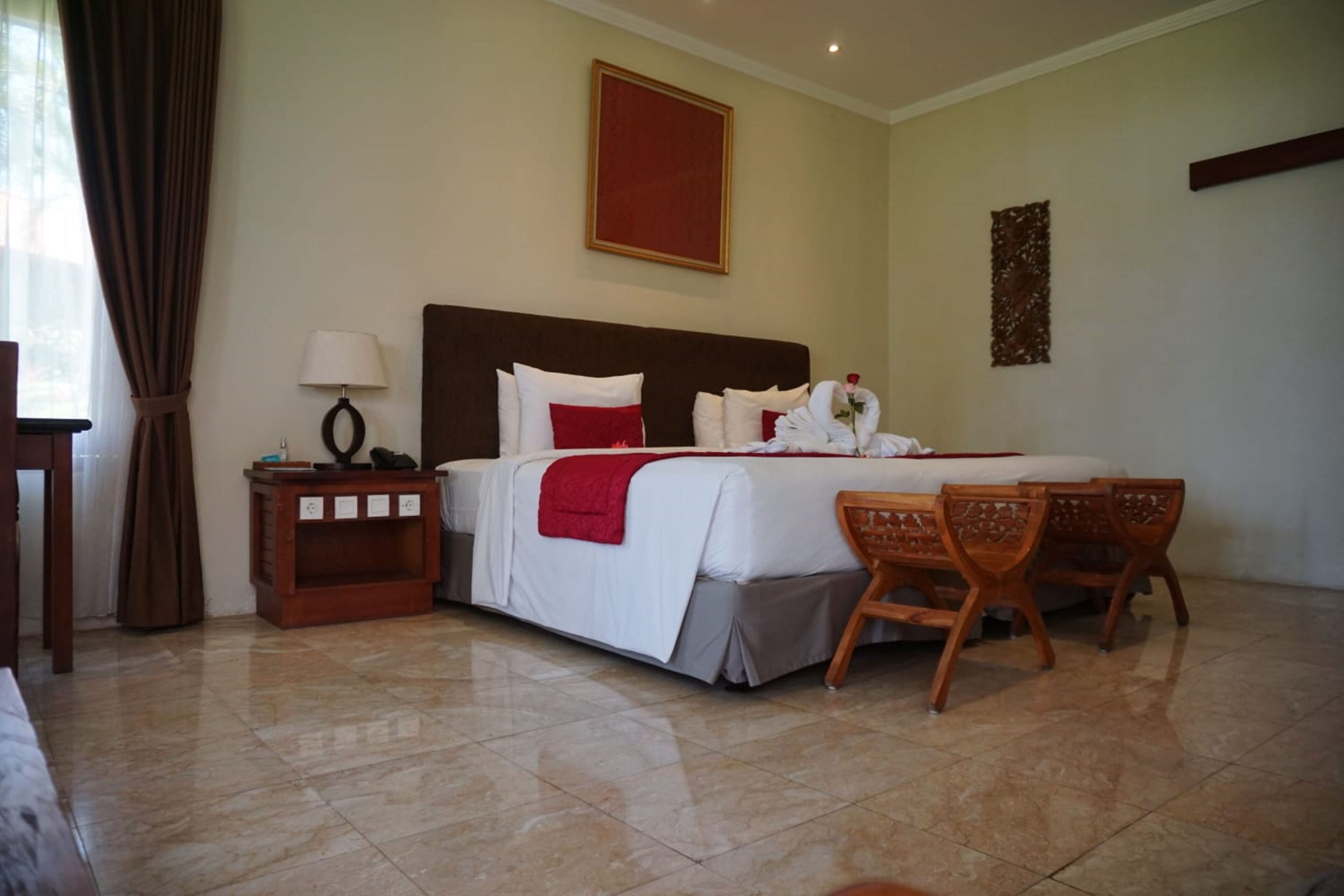 Camas Select Comfort, minibar y caja de seguridad en la habitación 