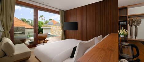Quarto de hotel moderno com uma cama grande, uma escrivaninha de madeira, televisão de tela plana e vista para o exterior.