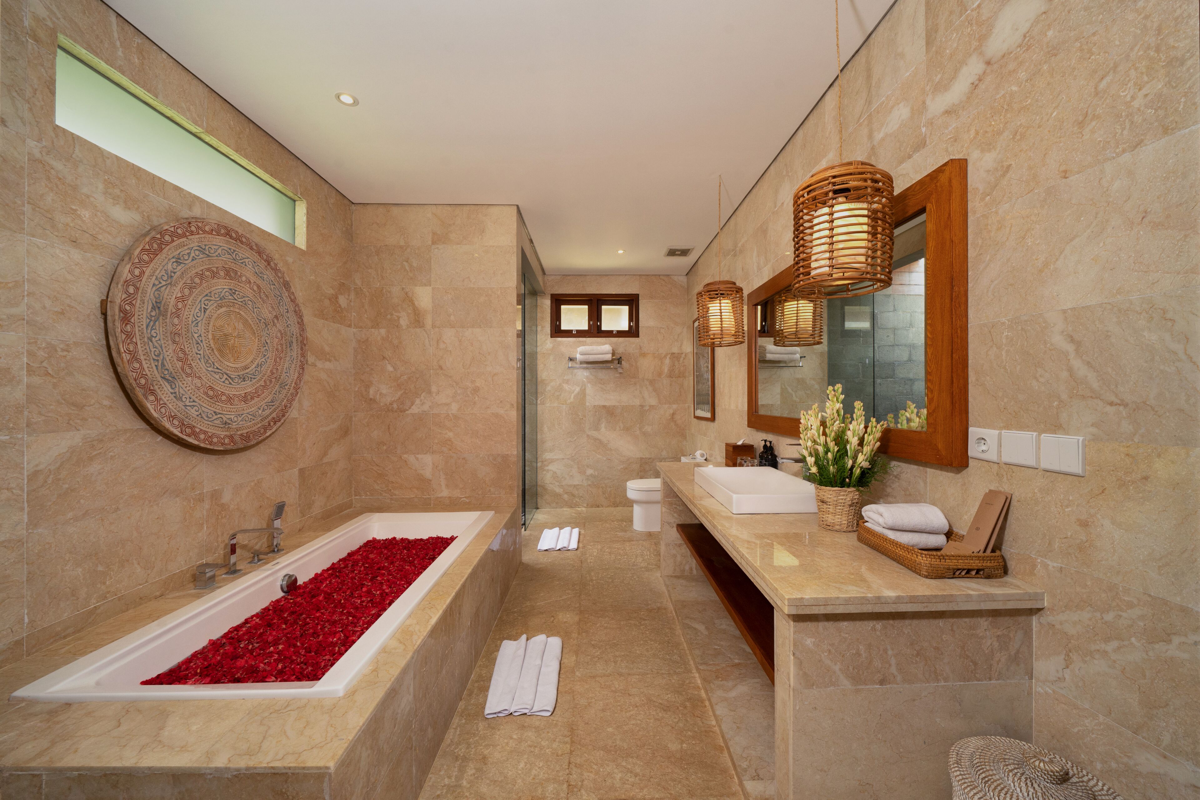 Une salle de bain moderne avec une grande baignoire, un lavabo et un miroir.
