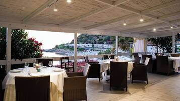 Der serveres morgenmad, frokost, aftensmad og lokale retter