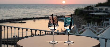 Quầy bar bên hồ bơi