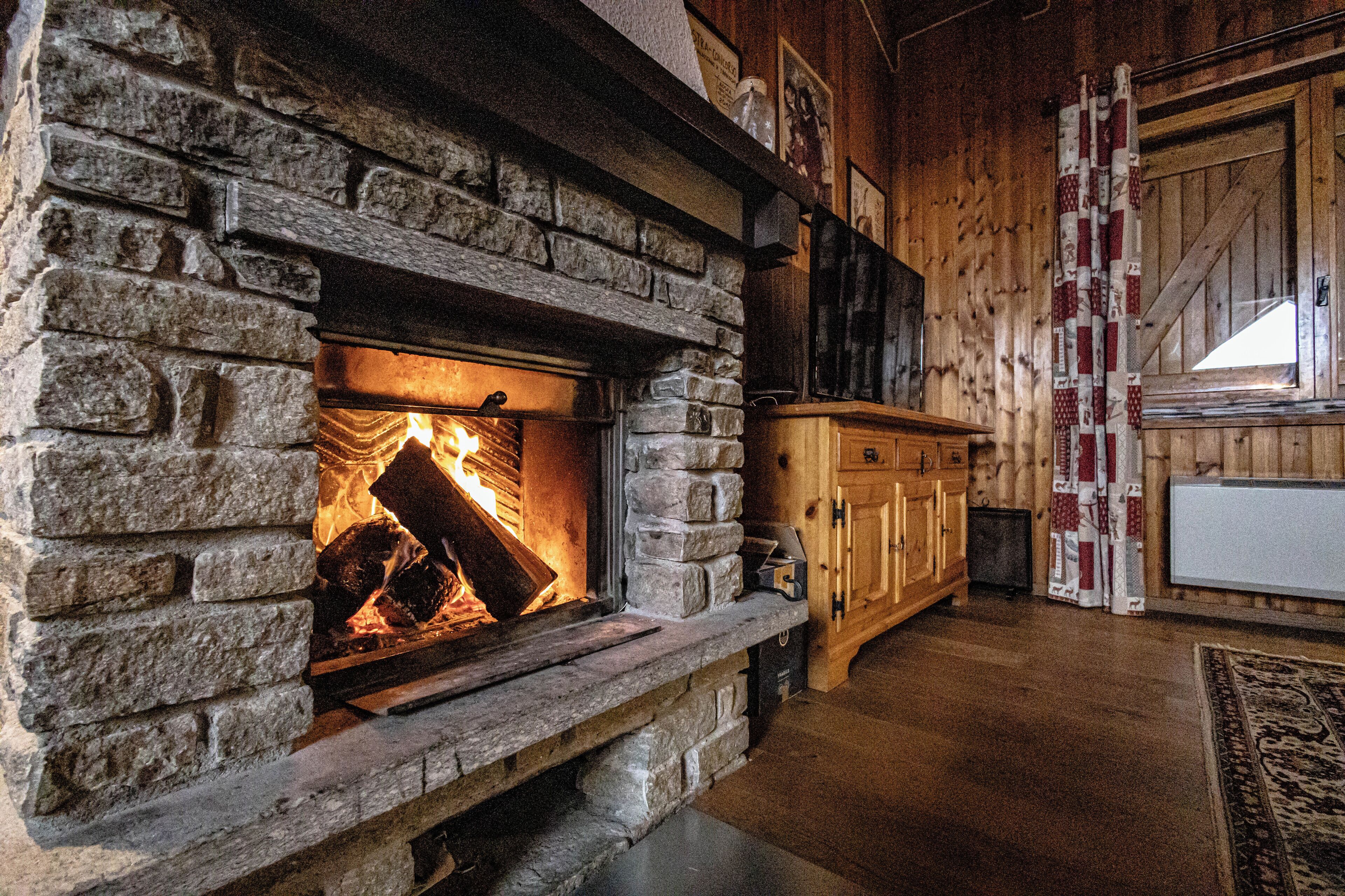 Télévision à écran plat de 32 pouces avec chaînes numériques, télévision