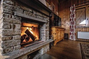 32-inch flat-screen TV with digital channels, TV