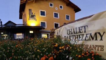 Un edificio con un cartello che riporta la scritta "Chalet Parthelemmy".