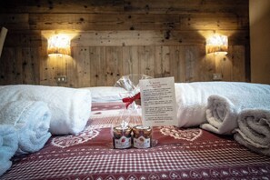 Habitación doble, vistas a la montaña | Cunas gratuitas, wifi gratis, ropa de cama