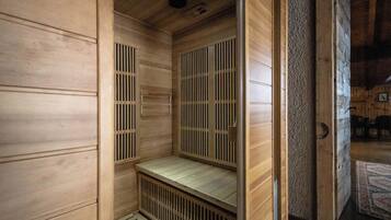 Una sauna de madera con un banco y una puerta.