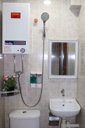 Shower, towels - Cebu Inn (Kowloon)