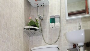 Un baño con inodoro, ducha y lavamanos.