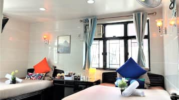 Habitación cuádruple Deluxe | Caja fuerte, escritorio, wifi gratis y ropa de cama