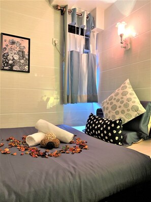 Deluxe Double Room, 1 Double Bed | In-room safe, desk, free WiFi, bed sheets - Cebu Inn (Kowloon)