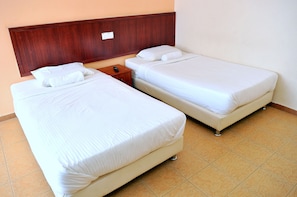 Standard Room, 2 Single Beds | Desk, free WiFi - OYO 984 Kings Hotel (Kuantan)