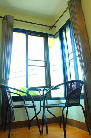 ทีวีจอแบน 21 นิ้ว พร้อมช่องเคเบิล, ทีวี