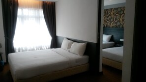 Desk, soundproofing, iron/ironing board, free WiFi - Signature Hotel (Kuantan)
