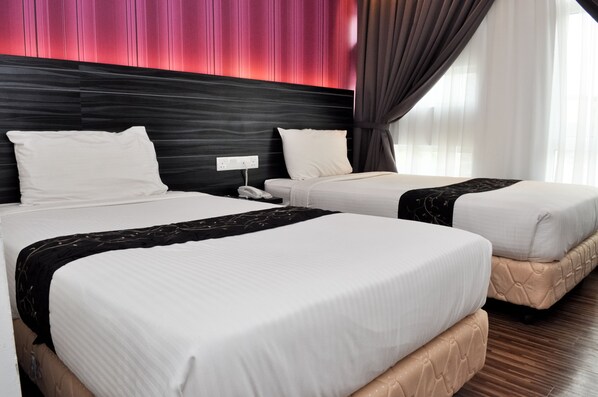 Habitación estándar, 2 camas individuales | Escritorio, insonorización, tabla de planchar con plancha y wifi gratis 